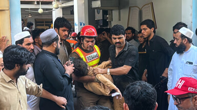 The roof of a school collapses in Pakistan (Photo LaPresse)