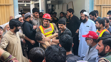 The roof of a school collapses in Pakistan (Photo LaPresse)