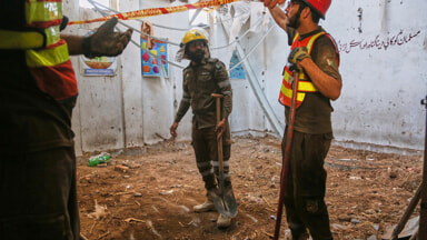 The roof of a school collapses in Pakistan (Photo LaPresse)
