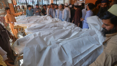 The roof of a school collapses in Pakistan (Photo LaPresse)