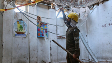 The roof of a school collapses in Pakistan (Photo LaPresse)