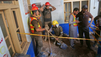 The roof of a school collapses in Pakistan (Photo LaPresse)