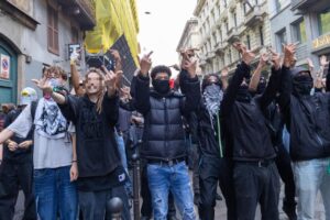 Arms to Ukraine and high prices of living, what drives the revolts of those who want it "burn everything"