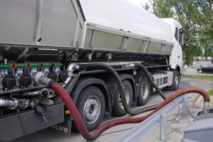 Trucks are blocking supplies in half of Italy, how much does a full tank of diesel cost now? The reasons behind the protest