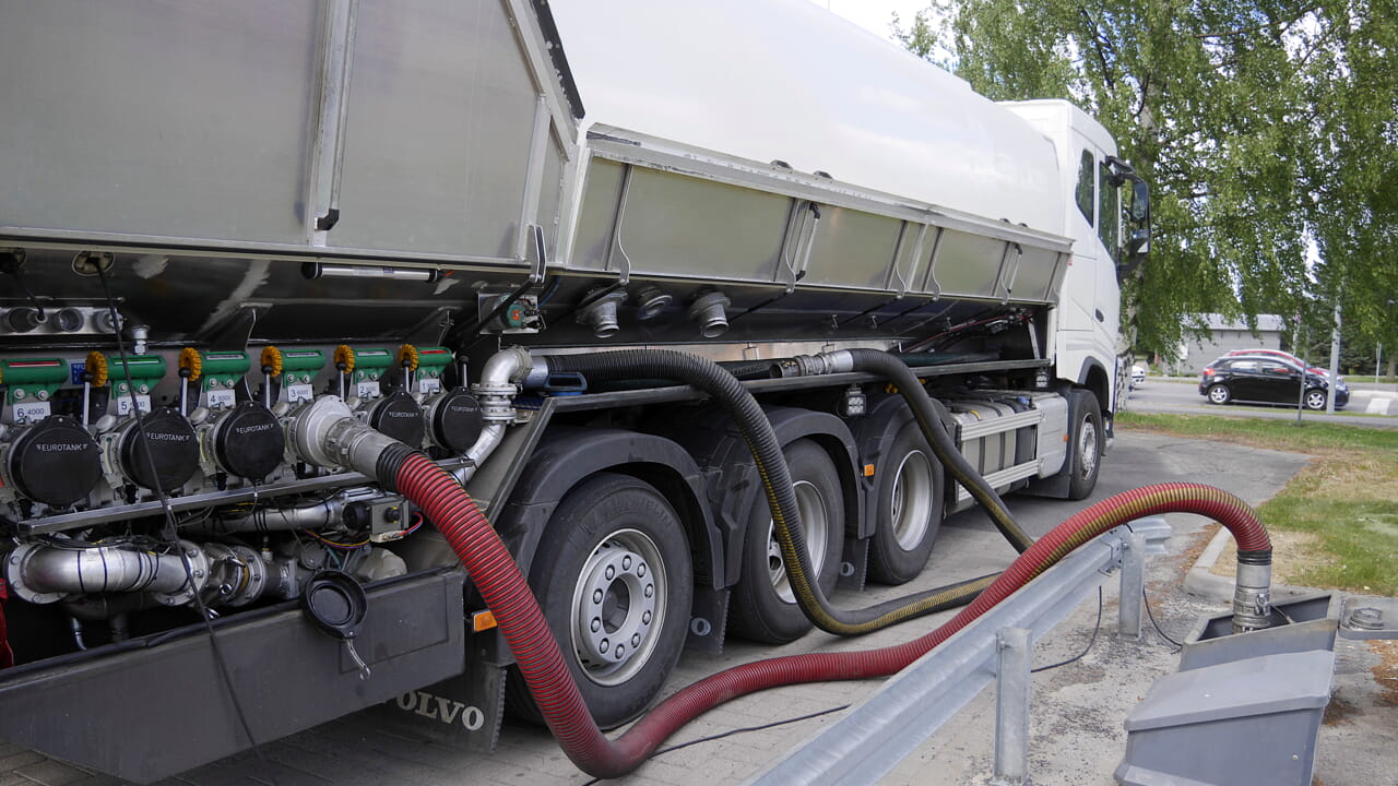 Trucks are blocking supplies in half of Italy, how much does a full tank of diesel cost now? The reasons behind the protest