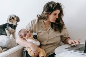 Bonus of up to 720 euros for working mothers. Who is entitled to it, how to apply and when the money arrives
