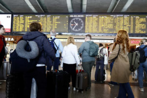 In November a string of strikes, including a general one. Public transport, trains, planes: the sectors that stop and the dates
