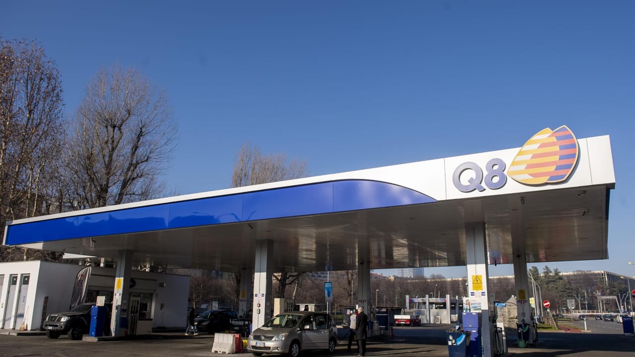 Also Q8, after Eni, confirms the price cap for petrol and diesel until the end of the year: how to find the best price near home
