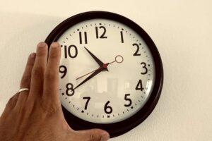 An extra hour of sleep and the darkness that comes earlier: solar time returns