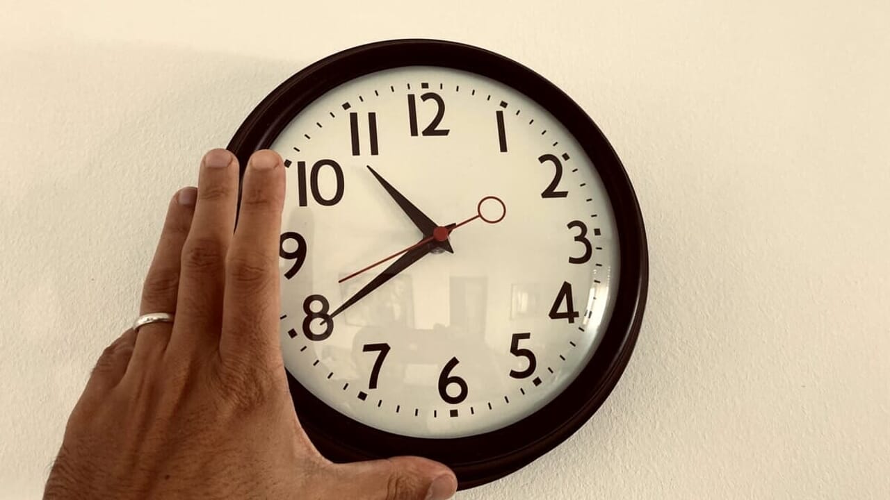 An extra hour of sleep and the darkness that comes earlier: solar time returns