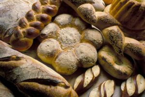 Bread, what’s really in what we buy: the baker’s warning and tricks for keeping it longer