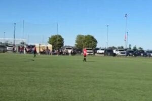 By car he invades the field during the football match and overwhelms children and families: two dead and several injured in the USA