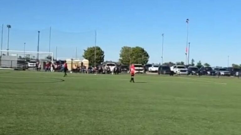 By car he invades the field during the football match and overwhelms children and families: two dead and several injured in the USA
