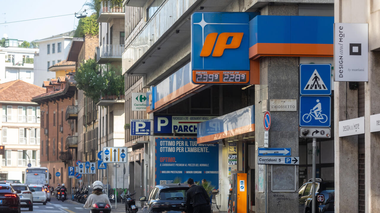 Ceiling on petrol and diesel prices, after Eni it's IP's turn: how much you save on a full tank