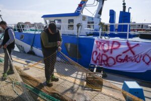 Dear fuel, after the truck drivers the fishing boats stop: fish supplies at risk