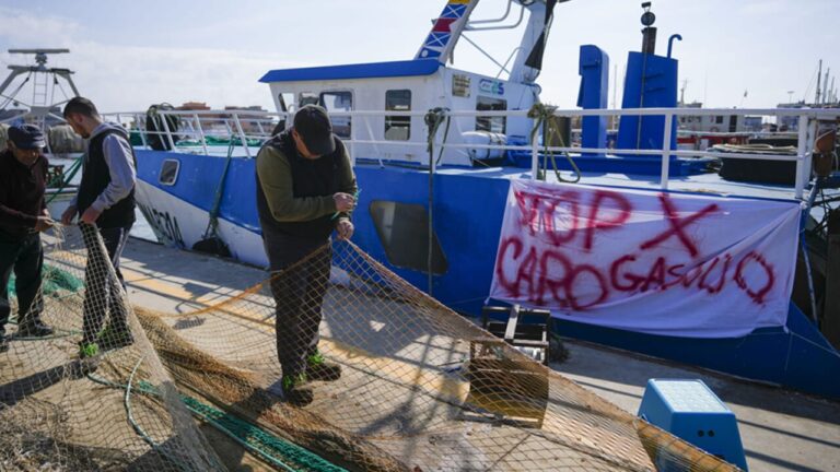 Dear fuel, after the truck drivers the fishing boats stop: fish supplies at risk