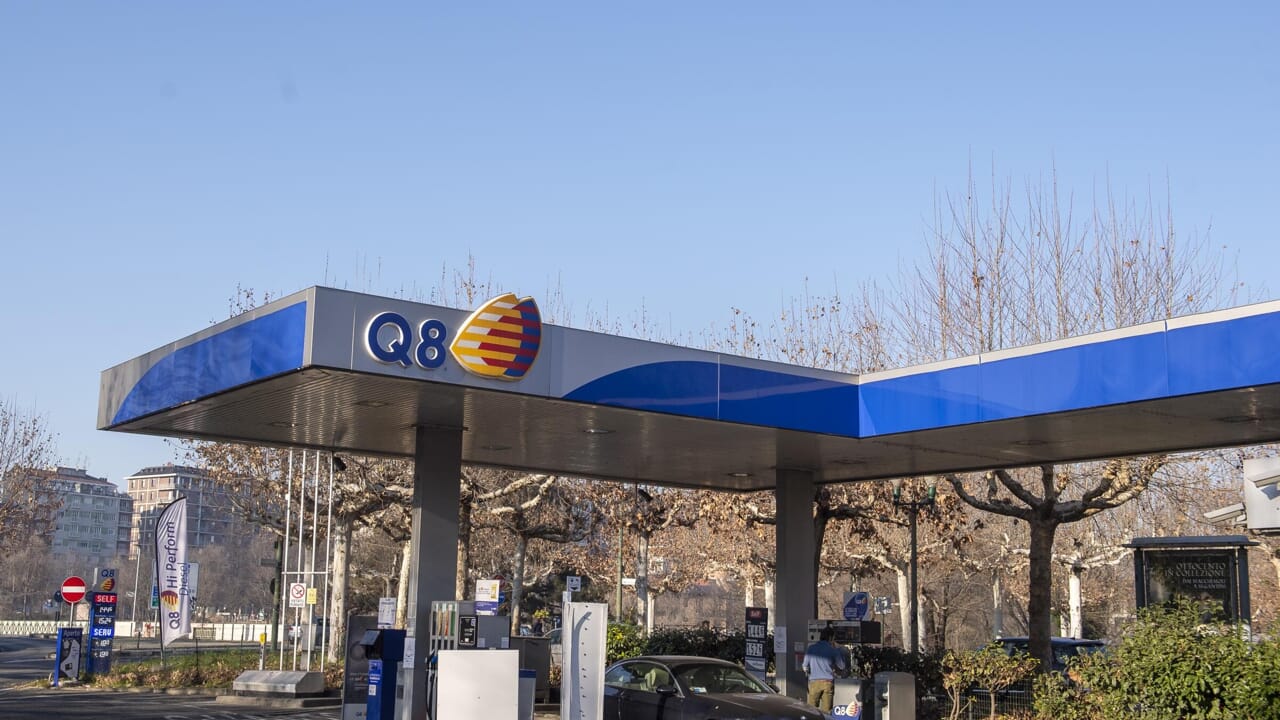 Domino effect on petrol and diesel, Q8 also lowers prices: "We welcome the government's invitation"