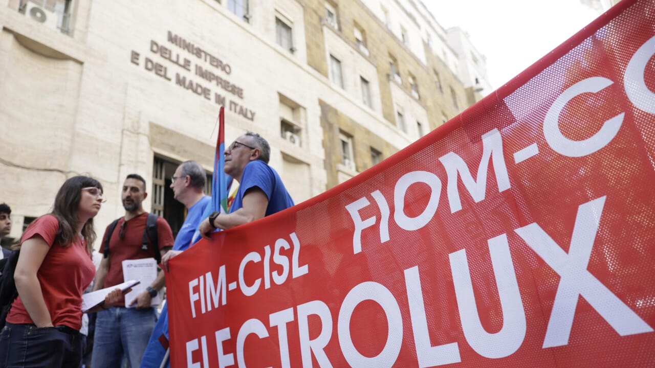Electrolux, layoffs withdrawn: 3-year plan with 1,250 voluntary exits