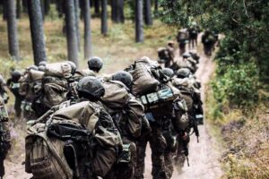 Estonia moves troops towards the border with Russia, the German 007: “We risk a violent conflict”