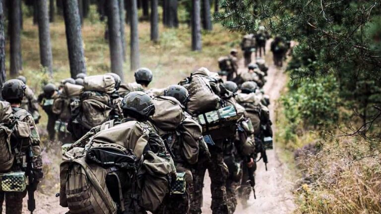 Estonia moves troops towards the border with Russia, the German 007: "We risk a violent conflict"