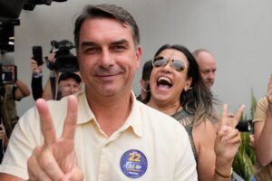 Flavio Bolsonaro mocks the magistrates and escapes to Florida. Trump grants asylum: “They are good people”