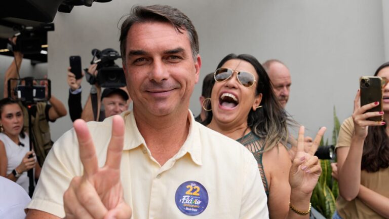 Flavio Bolsonaro mocks the magistrates and escapes to Florida. Trump grants asylum: "They are good people"