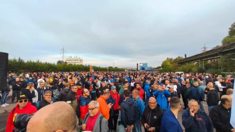 Former Ilva, strikes and marches from Taranto to Genoa: "We don't want to live on redundancy payments". Because the steel industry is shutting down in Italy