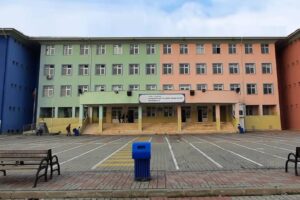 Girl enters a Turkish middle school and kills a 10-year-old girl, seven others are injured