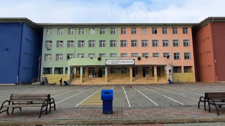 Girl enters a Turkish middle school and kills a 10-year-old girl, seven others are injured