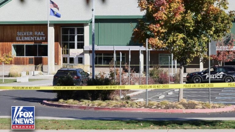 He enters an elementary school in Oregon and shoots wildly: three children and a teacher are dead. Killer killed by a passer-by