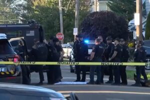 He opens fire and kills nine people, including two children and a pregnant woman. The police: “Devastating scenes”