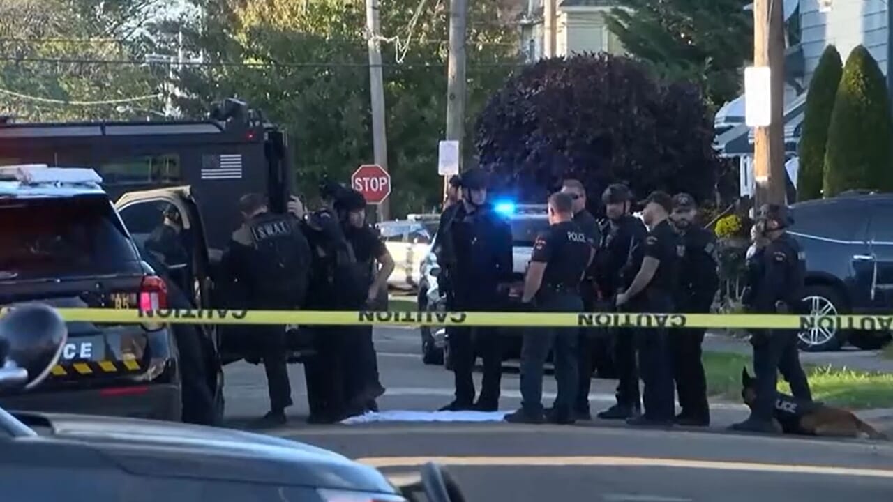 He opens fire and kills nine people, including two children and a pregnant woman. The police: "Devastating scenes"