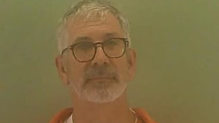 He ties up his wife and locks her in the basement: "I wanted to watch the game in peace"