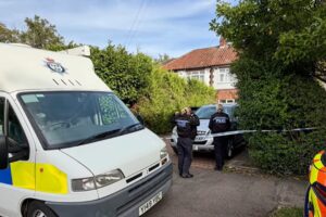 Masked men enter the house and stab father and son: a fifteen-year-old is very serious. The neighbors: “It looked like a horror film”
