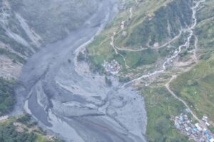 New flood in Nepal: a huge wave of mud overwhelms houses and bridges, hundreds of hikers stranded