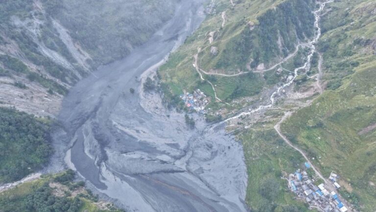 New flood in Nepal: a huge wave of mud overwhelms houses and bridges, hundreds of hikers stranded