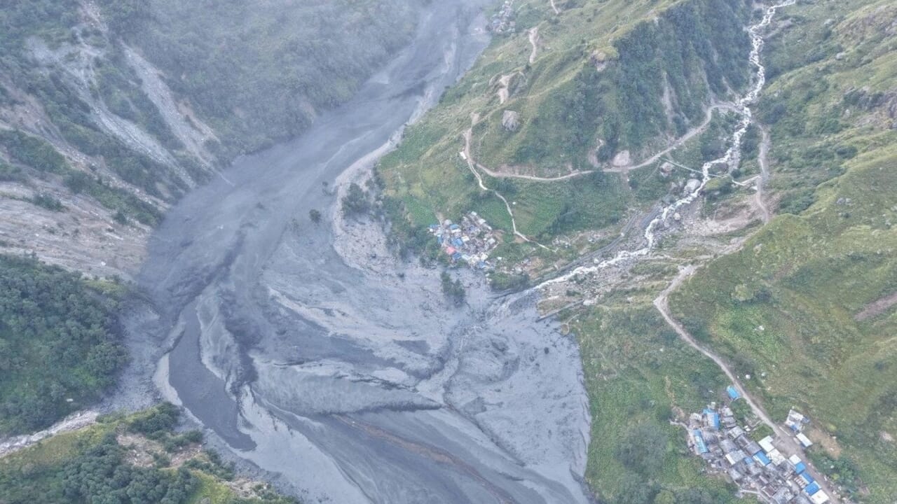 New flood in Nepal: a huge wave of mud overwhelms houses and bridges, hundreds of hikers stranded
