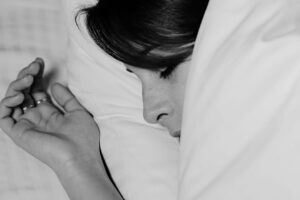 Sleeping too much, or too little, increases the risk of dementia: the ideal hours of sleep