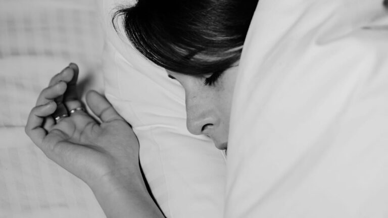 Sleeping too much, or too little, increases the risk of dementia: the ideal hours of sleep