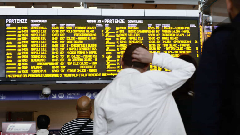 Strikes, two Black Fridays between October and November: trains, planes, buses and public services stop. All dates