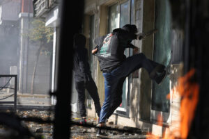 Student anger also explodes in Albania: clashes, fires and attacks on government buildings