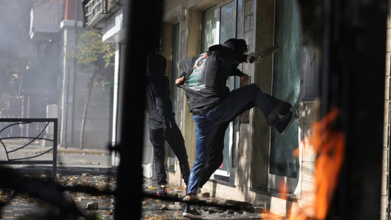 Student anger also explodes in Albania: clashes, fires and attacks on government buildings