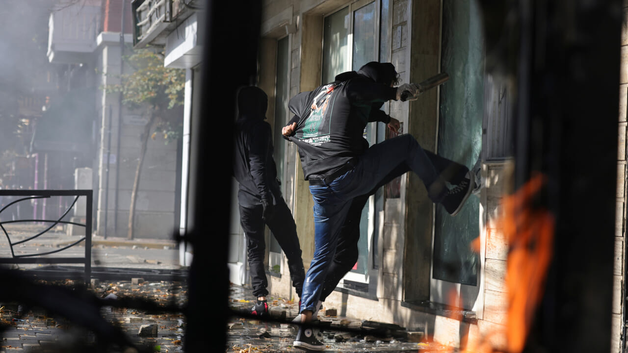 Student anger also explodes in Albania: clashes, fires and attacks on government buildings