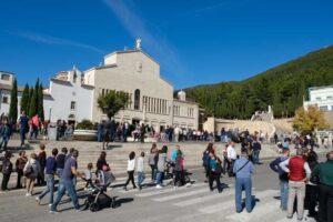 The Padre Pio foundation fires 38 employees. Giuseppe Conte’s brother uncle: “Now there are nuns”