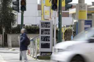 The discount on mobile excise duties is not triggered and the Eni price cap threshold is raised: diesel costs 2.25 euros per litre. What’s happening