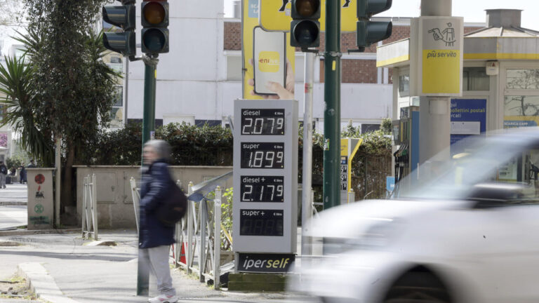 The discount on mobile excise duties is not triggered and the Eni price cap threshold is raised: diesel costs 2.25 euros per litre. What's happening