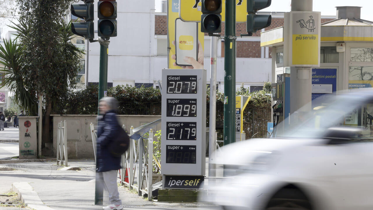 The discount on mobile excise duties is not triggered and the Eni price cap threshold is raised: diesel costs 2.25 euros per litre. What's happening