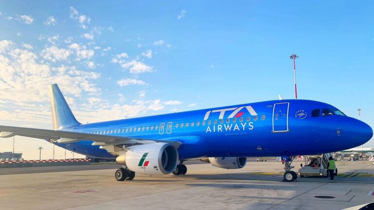 The illness and the screams on the Paris-Rome flight: a passenger dies on the runway after the emergency landing