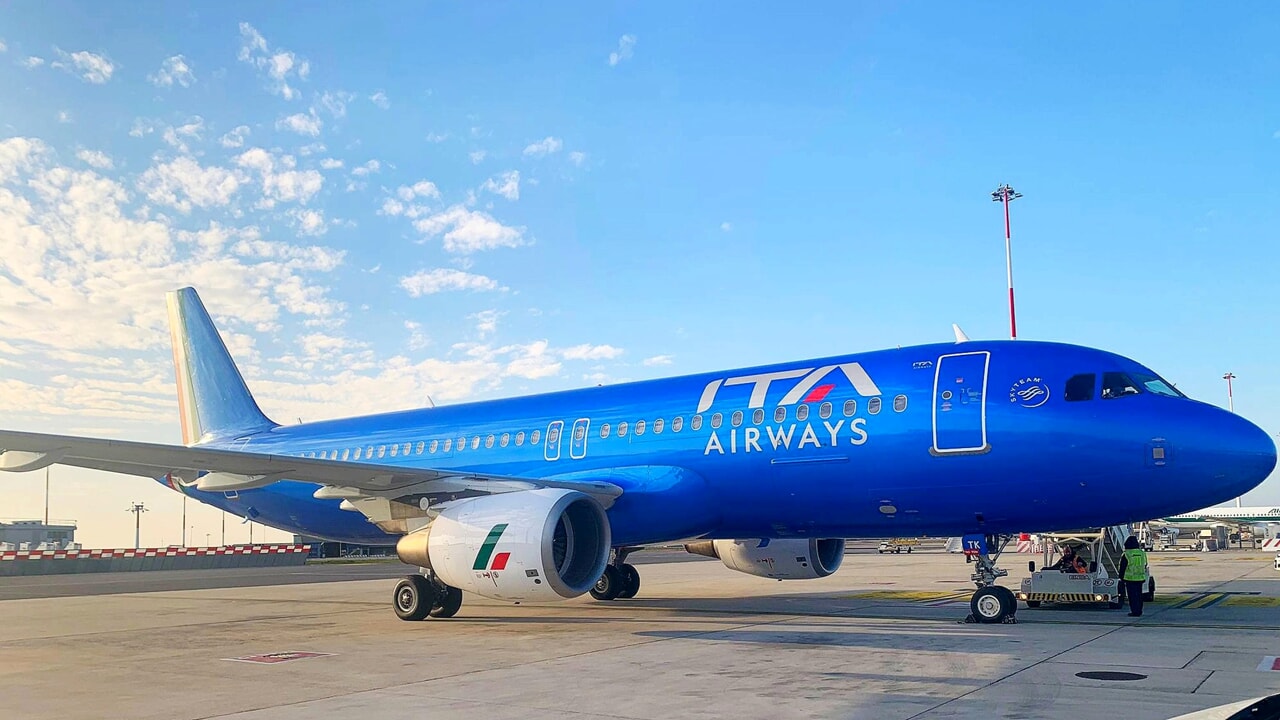 The illness and the screams on the Paris-Rome flight: a passenger dies on the runway after the emergency landing