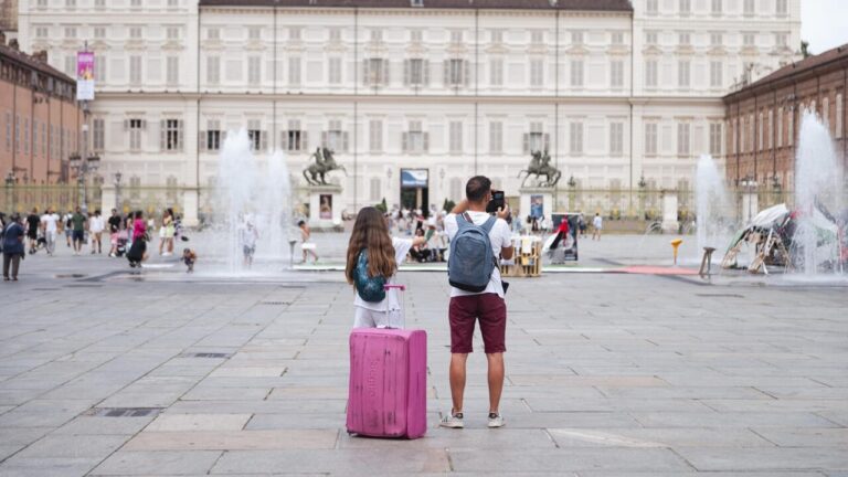 The rental revolution with Airbnb: how prices change with the single commission paid by the host